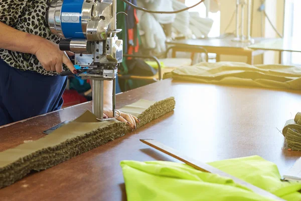 Vrouw, kleermaker houdt zich bezig met snijden materiaal op een industriële au — Stockfoto