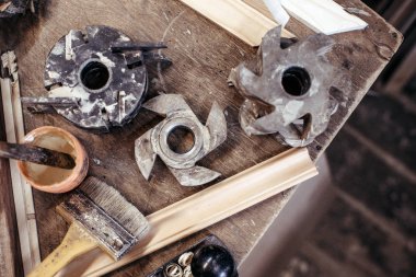 Doğrama atölyesinde marangozluk aletleri closeup. Kesici, fırça,