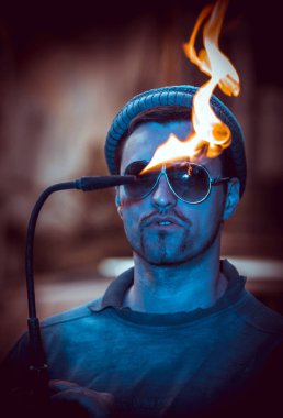 Güzel bir işçinin bir şapka ve İspanyol sakallı bir portre,