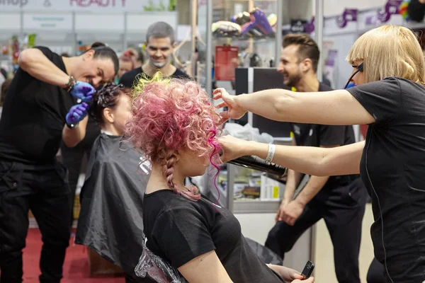 Formación de peluqueros para la creación de peinado creativo colorido — Foto de Stock