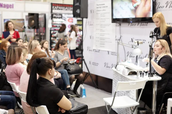 Bir grup genç manikür ustaların ana sınıfı eğitim.