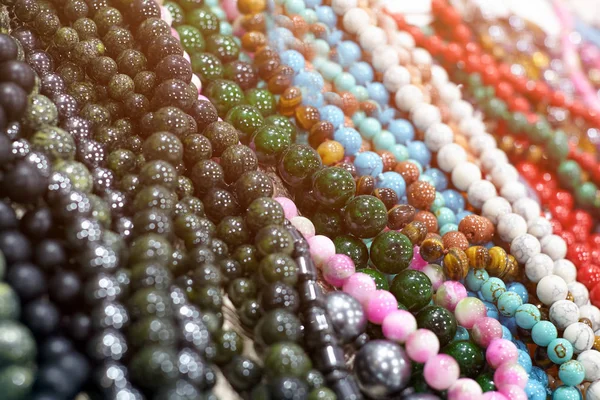Primer plano de collar de perlas hermosas de piedras de colores con bea — Foto de Stock