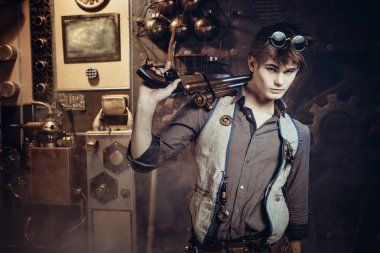Silah ve mekanik giyen bir genç steampunk adam portresi