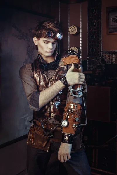 Portrét mladé steampunk muže nosit brýle s mechanica — Stock fotografie
