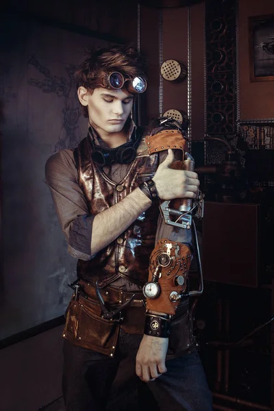 Mechanica ile gözlüklü genç steampunk adam portresi