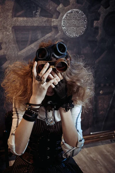 Portrait of a beautiful steampunk woman on a grunge gear backgro — Stock Photo, Image