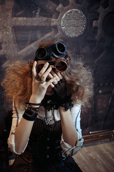 Grunge dişli backgro bir güzel steampunk kadın portresi — Stok fotoğraf