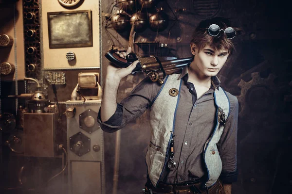 Silah ve mekanik giyen bir genç steampunk adam portresi