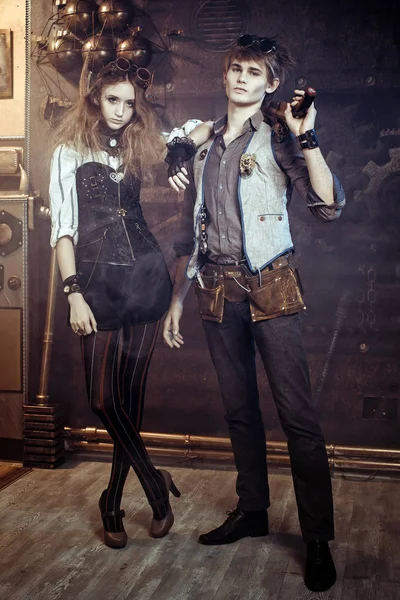 Portret van een jonge mooie verliefde paar in steampunk stijl w — Stockfoto