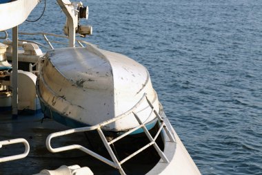 Bir yolcu gemisi kıç güvertede güvenli bir filika. 
