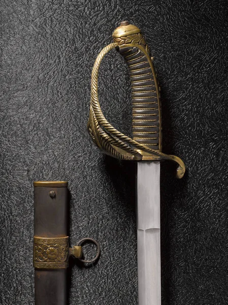 Primo piano di una bella spada sciabola con fodero contro un buio — Foto Stock