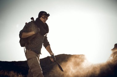 Yalnız bir savaşçı ve bir takım yolda yürüyor demek koruyucu gözlük