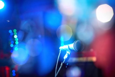 Güzel bir colo karşı performans için bir mikrofon closeup
