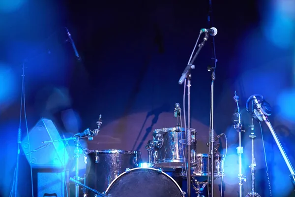 Close-up van een muzikale trommel instellen op een podium met een mooie bokeh. — Stockfoto