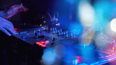 Closeup oynayan bir beau disko ilerici elektrik Müzik Dj