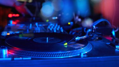 Dj tuş takımı ile vinil kayıtlar üzerinde bir güzel bokeh portre.