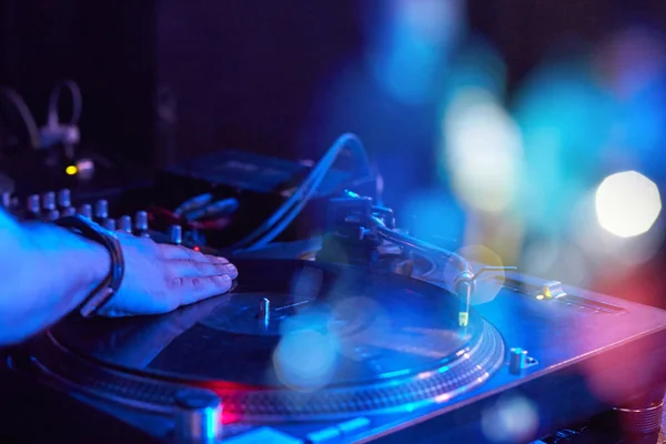 Closeup Dj spelen op disco progressieve elektrische muziek op een beau — Stockfoto