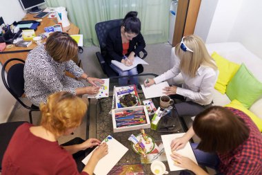 Psikoloji dersleri çizim teknikleri kullanarak kadın grupları için