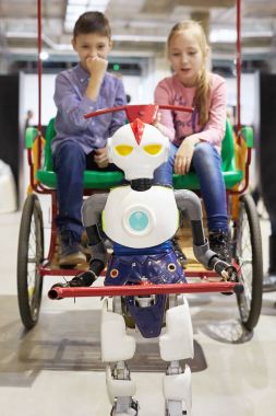 Robot çekçek çocuk bir arabası kullanıyor..