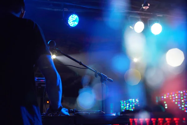 DJ joue à une fête avec une télécommande avec des disques vinyle . — Photo
