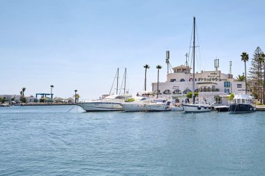 Yelkenli harbor, birçok güzel Yelkenli Yatlar deniz po demirleyen