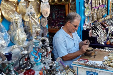 Yaşlı ana bakır chasin ile güzel bir parçası yapar