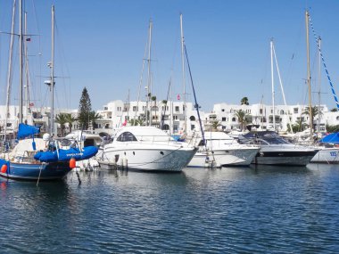 Yelkenli harbor, birçok güzel Yelkenli Yatlar deniz po demirleyen