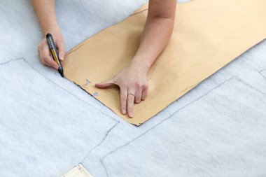 Terzinin giyim Tasarımcısı tablo malzeme işaretler.