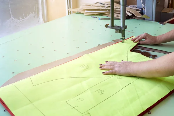 Εργαζόμενη σε μια κατασκευή ράψιμο χρησιμοποιεί ηλεκτρική κοπή ται — Φωτογραφία Αρχείου