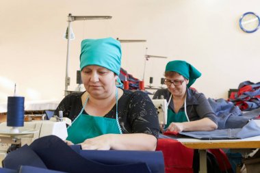 Bir grup kadın bir fabrika terzi içinde dikmek için özel giyim