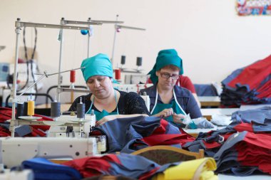 Bir grup kadın bir fabrika terzi içinde dikmek için özel giyim
