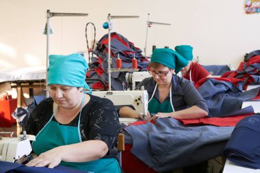 Bir grup kadın bir fabrika terzi içinde dikmek için özel giyim