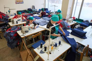 Bir grup kadın bir fabrika terzi içinde dikmek için özel giyim