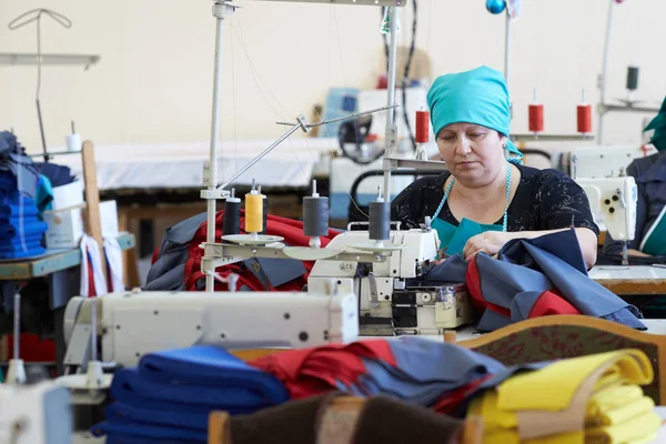 Bir grup kadın bir fabrika terzi içinde dikmek için özel giyim