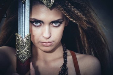 Bir swor ile bir Viking veya Amazon, giysili güzel kızı