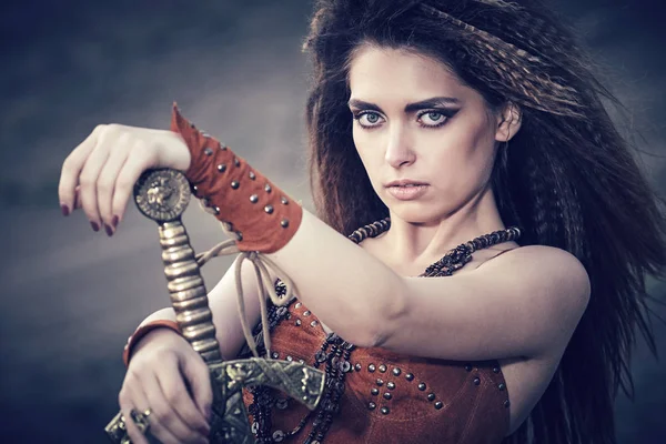 Bir swor ile bir Viking veya Amazon, giysili güzel kızı — Stok fotoğraf