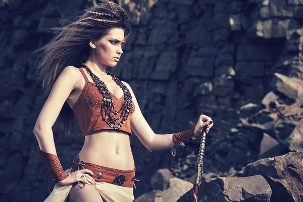 Gyönyörű lány a ruhákat a Viking vagy az Amazon, a swor — Stock Fotó
