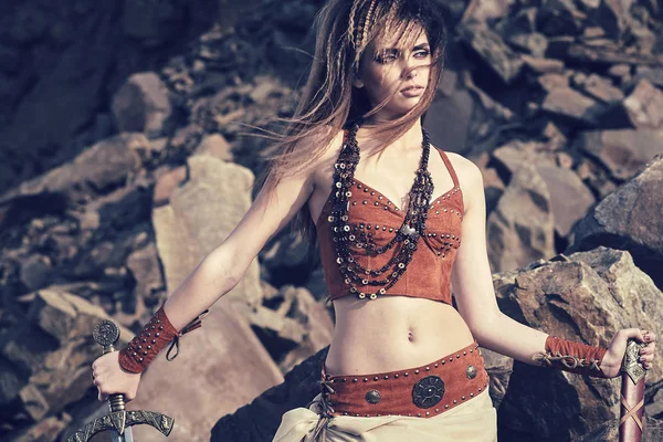 Een mooi meisje in kleding en sieraden van Vikingen of Amazones — Stockfoto