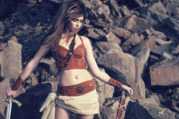 A beautiful girl in clothes and ornaments of Vikings or Amazons — Stock Photo, Image