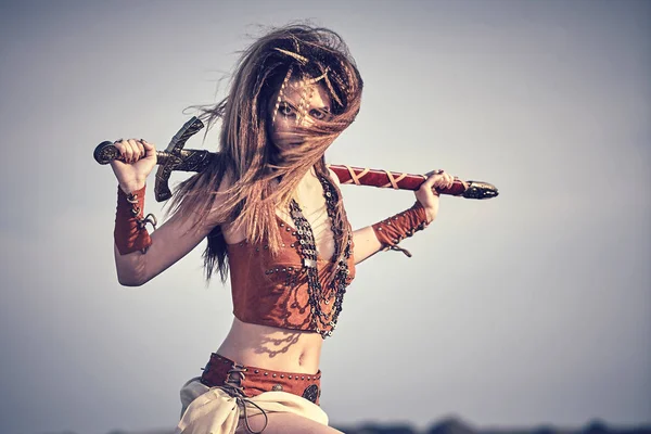 Uma menina bonita em roupas e ornamentos de Vikings ou Amazonas — Fotografia de Stock