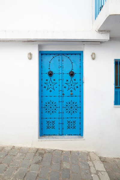 Typické modré dveře ve městě Sidi Bou Said. — Stock fotografie