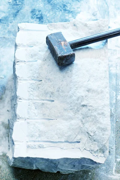 Closeup of a large piece of marble and a hammer after splitting — Stock Photo, Image