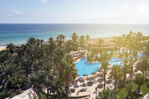 Otelden palmiye ağaçları ile güzel bir havuzu Üstten Görünüm.