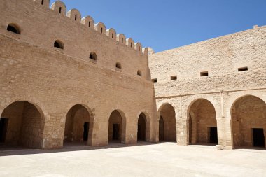 Kalenin içinde kemerli Ortaçağ avlu