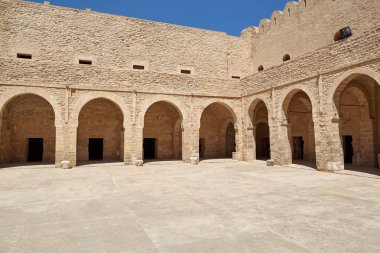 Kalenin içinde kemerli Ortaçağ avlu