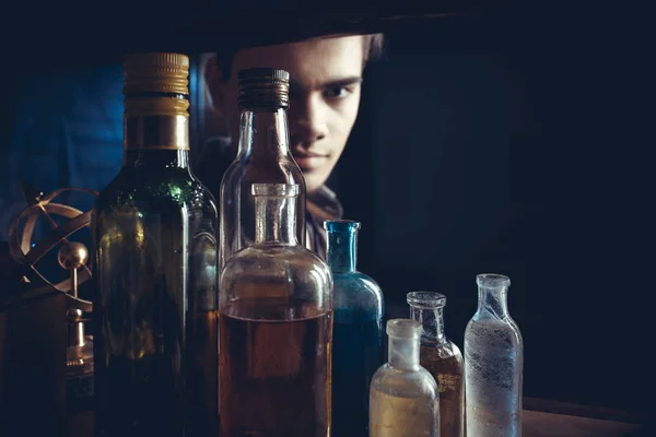Portrét muže s lahví v steampunk stylu. — Stock fotografie