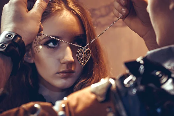 Güzel, genç bir sevgi dolu çift steampunk tarzı portresi. 