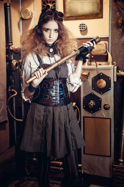 Retrato de una hermosa mujer steampunk, con un telescopio y pr —  Fotos de Stock