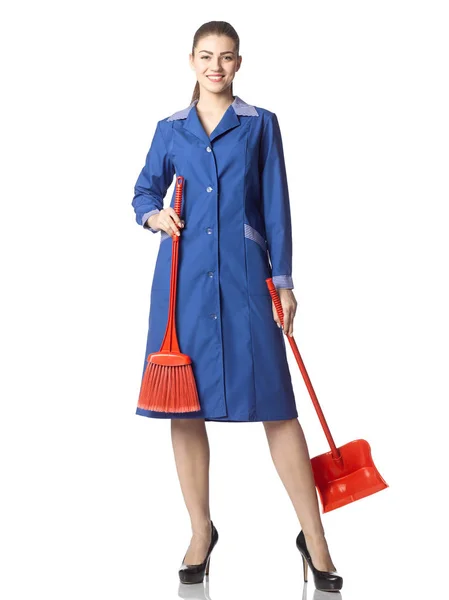 Όμορφη κοπέλα καθαρίστρια σε μπλε εργαστήριο παλτό με κόκκινη βούρτσα μια — Φωτογραφία Αρχείου