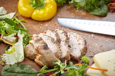 Sığır eti biftek ızgara sebzeler ve baharat ile 